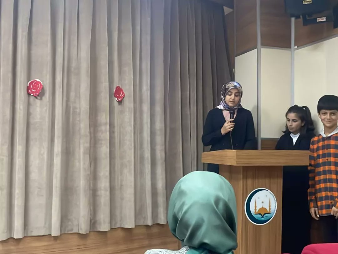 Din kültürü ve ahlak bilgisi öğretmenlerimiz Aysel Beyza Ataş ve Elif Nigar Bozkurt rehberliğinde öğrencilerimiz tarafından hazırlanan mevlid kandili programımızı gerçekleştirdik.🌹