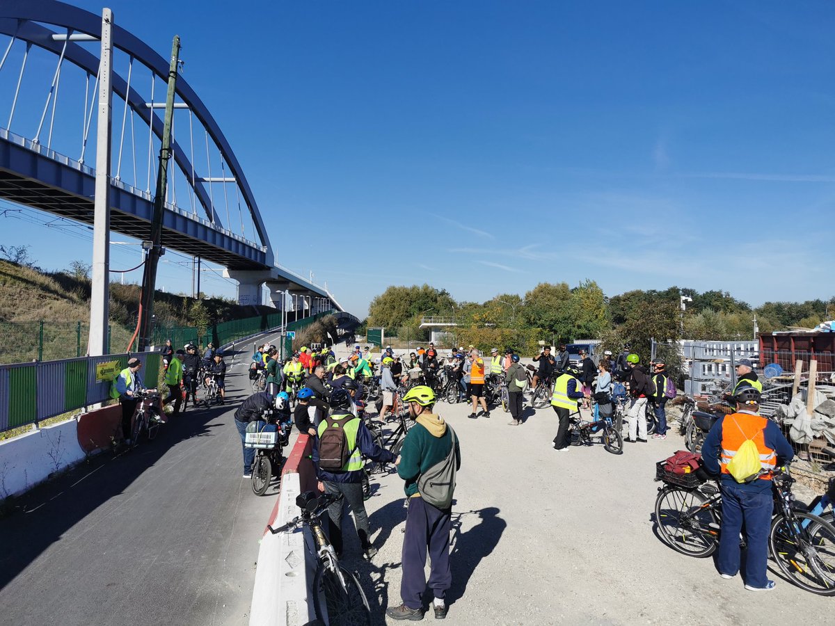 Quel beau temps pour la sortie d'automne du Collectif vélo SGBS ! En sortie de la passerelle Eole.