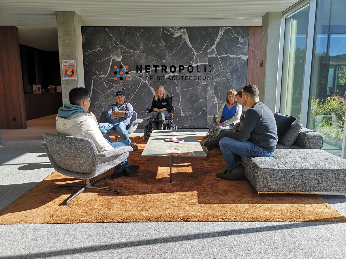 Ann_Hannes's tweet photo. Een partner in education die de deuren opent = studenten zien die een mogelijk toekomstig stagebedrijf bezoeken, alumni zien die trots vertellen en een podium voor de #itfactory met fancy projecten ... Dankjewel @Netropolix voor deze grote win-win-win! #itfactory #thomasmore https://t.co/Zs7U5J9cuD
