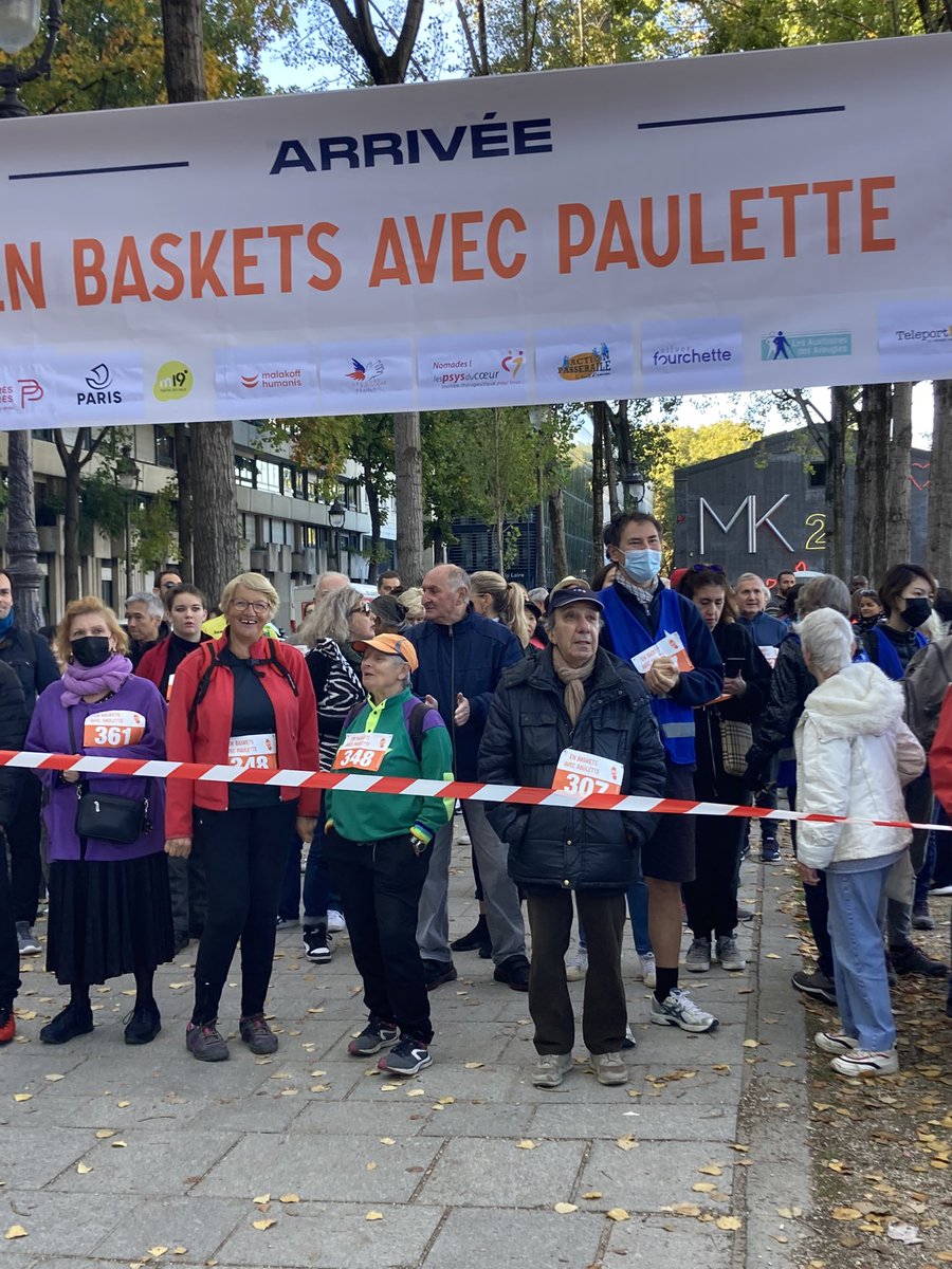 gwenaustin75019's tweet photo. #SemaineBleue #ParisEnCompagnie #intergenerationel La lutte contre l’isolement concerne tout le monde et c’est sous le soleil que tous et toutes témoignent leurs solidarité  ! 2/2👏 🙏👌 https://t.co/m7eStKt4Cp