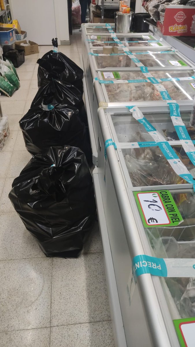 Inspeccionem un local d'alimentació conjuntament amb Guàrdia Urbana <a href="/LHAjuntament/">Ajuntament de L'Hospitalet</a> i inspectors de sanitat on localitzem productes caducats i en mal estat. Precintem 133kg d'aliments i 32 litres d'oli. S'ha ordenat el cessament preventiu de l'activitat per risc sanitari