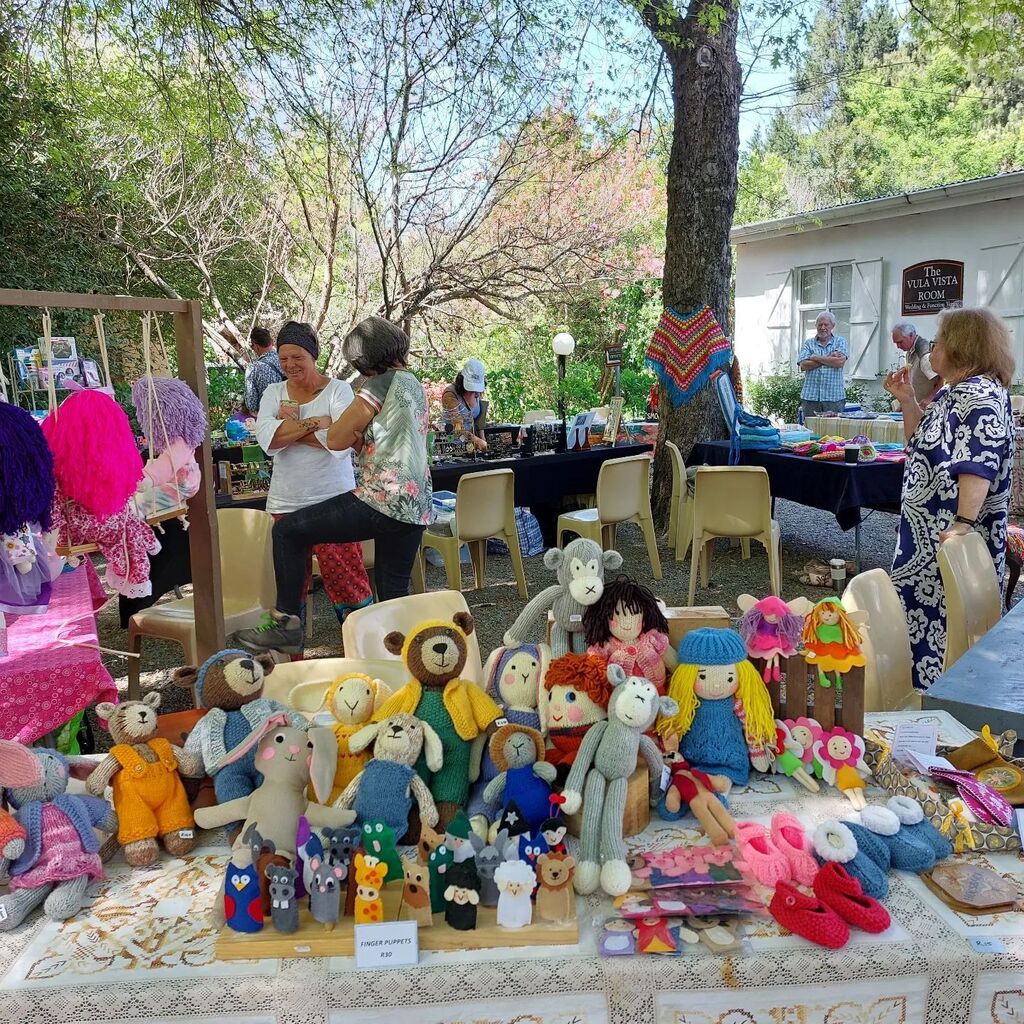 hogsback's tweet image. The Under the Oaks morning market is a must do when you are in #Hogsback. Dedicated traders with authentic wares are there to great you every Saturday  morning from 10am to 1pm. .
.
.
#markets #morningmarkets #hogsbacksa #visithogsback #things to do #cou… instagr.am/p/CjfRcFvraZF/