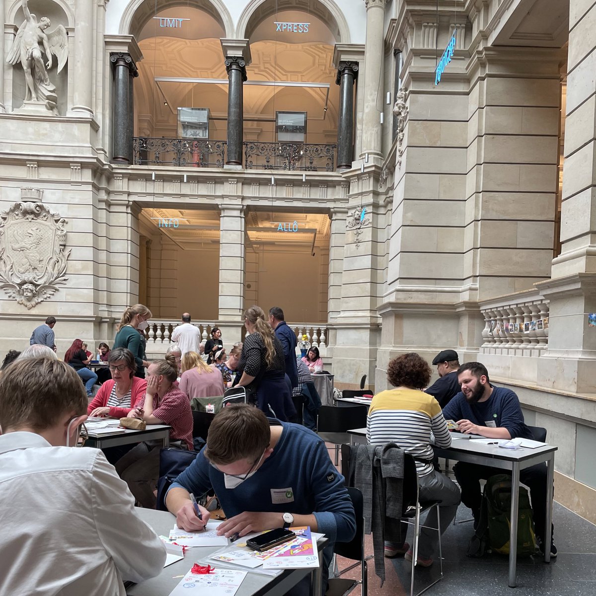 mfk_berlin's tweet photo. Happy #Weltposttag 💌wir haben uns am Freitag schon vorbereitet: beim #Postcrossing Treffen im Lichthof des Museums wurden bei bester Laune die schönsten Postkarten geschrieben und bestempelt📝 https://t.co/d5pvvqZQBV