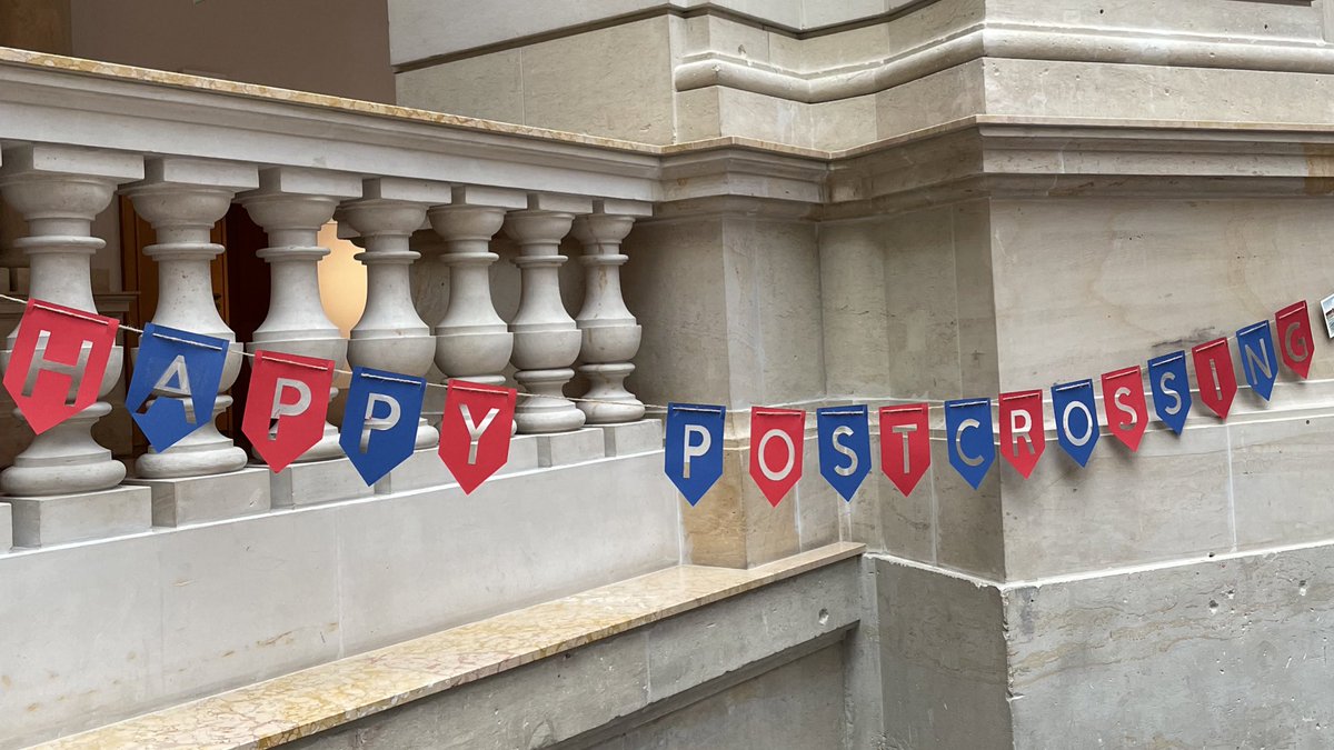 mfk_berlin's tweet photo. Happy #Weltposttag 💌wir haben uns am Freitag schon vorbereitet: beim #Postcrossing Treffen im Lichthof des Museums wurden bei bester Laune die schönsten Postkarten geschrieben und bestempelt📝 https://t.co/d5pvvqZQBV