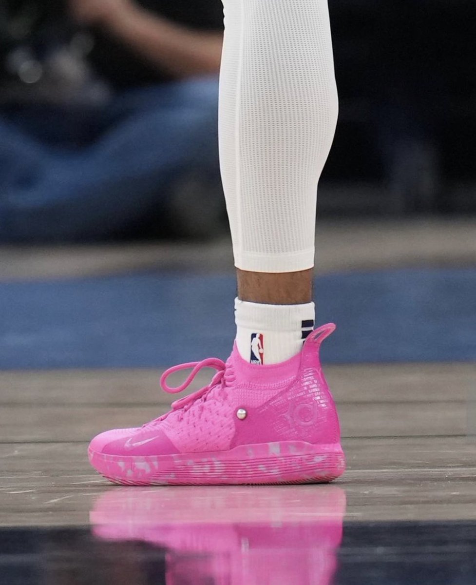 50NuancesDeNBA's tweet photo. Les KD 11 « Aunt Pearl » aux pieds de Ja Morant 🤤💞 https://t.co/KMVFvuh1QC