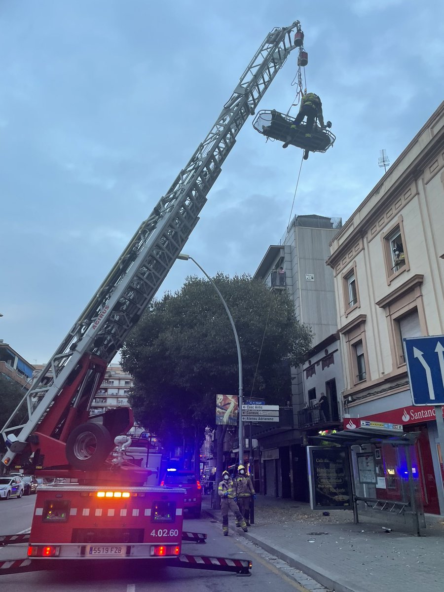 85_cruz's tweet photo. Grua lleugera per evacuar per façana a un pacient.
#semgencat #bomberscat #B606 #B413 #N727 https://t.co/NFURT8toNF