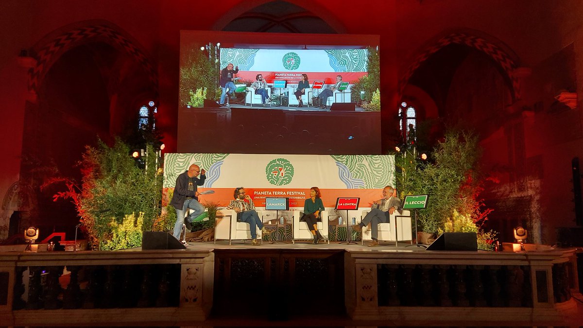 pianetaterraptf's tweet photo. Gli ospiti del Pianeta Terra Festival danno voce ai grandi personaggi del passato e non solo..in "Tutta l'umanità ne parla". Oggi illustri -e simpaticissimi- ospiti 
Emanuele Coccia, Stefano Mancuso e Emanuela Evangelista. #ptf22 #rivoluzionesostenibile https://t.co/yOKHBmUlVI