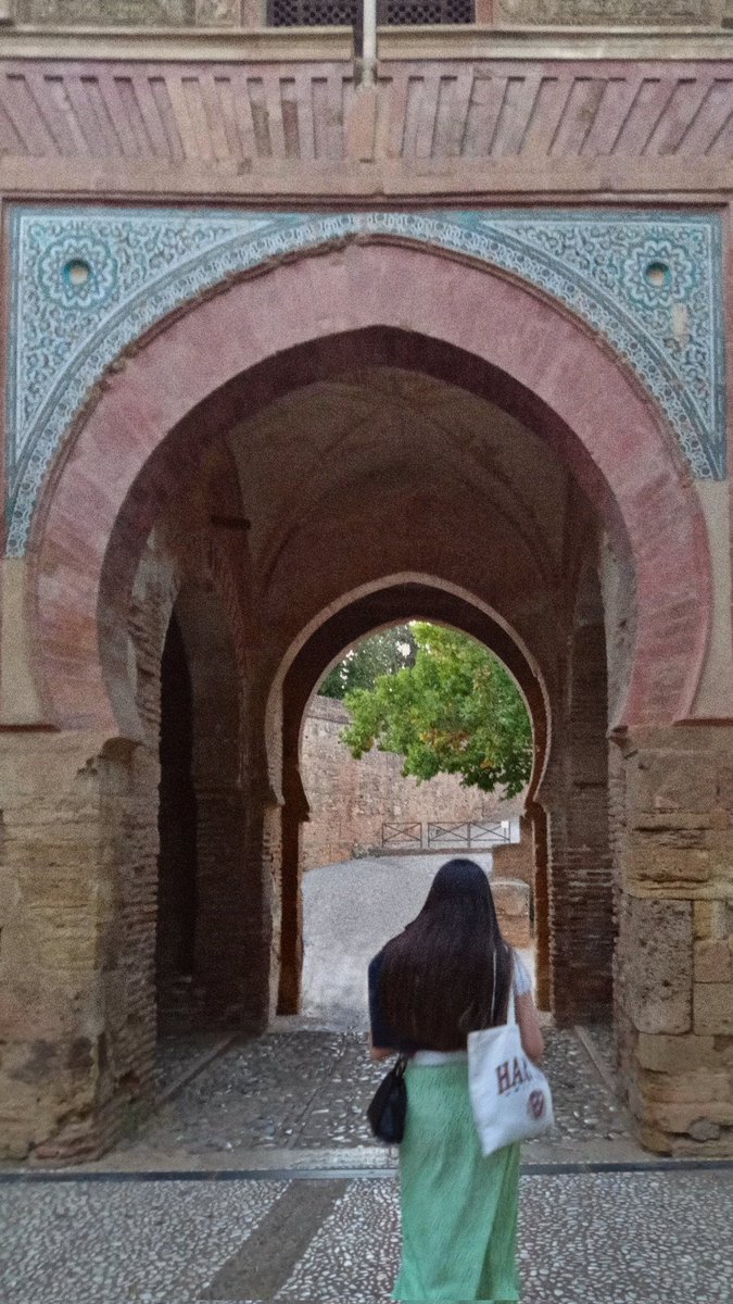 sooyunaclown's tweet photo. Granada tiene algo que nada ni nadie tiene❤️🩹 https://t.co/hICrMrJJux