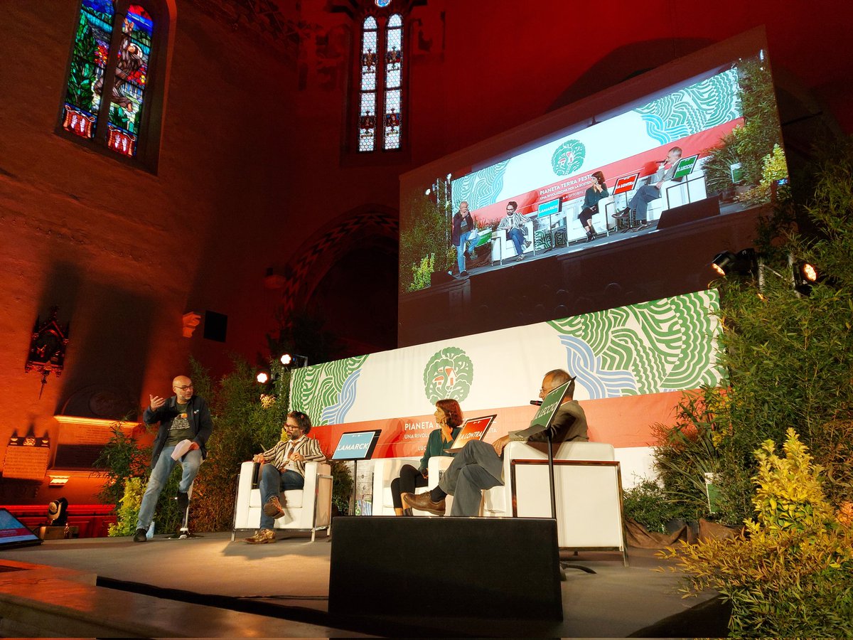 pianetaterraptf's tweet photo. Edoardo Camurri dialoga con Emanuele Coccia, Emanuela Evangelista, Stefano Mancuso  rispettivamente nei panni di 
Lamarck, la lontra e il leccio per dare voce a tutte le specie viventi nel panel "Tutta l'umanità ne parla"
#ptf22 #rivoluzionesostenibile https://t.co/oarc8VYCRP