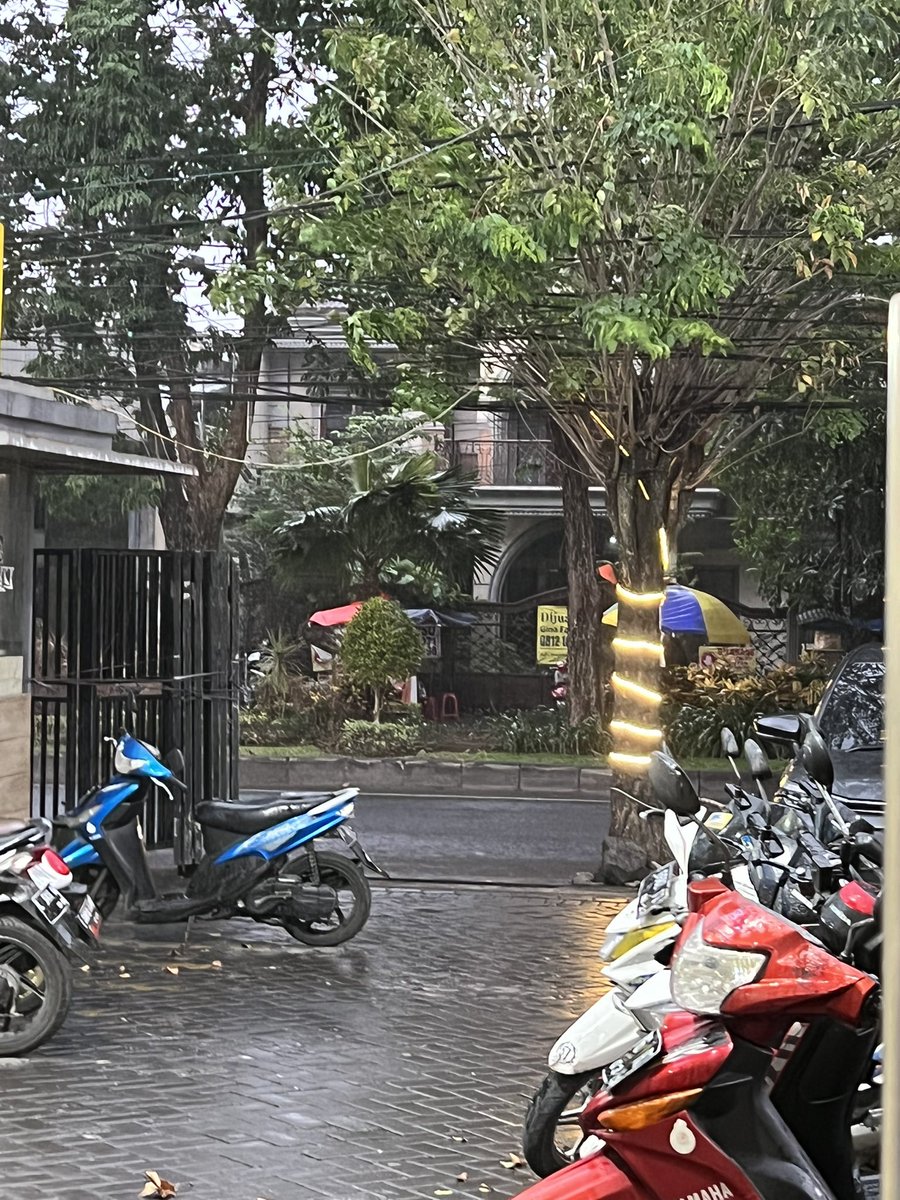 whiprs's tweet photo. AK TERJEBAK UJAN PLIS https://t.co/vzXbSTT91K