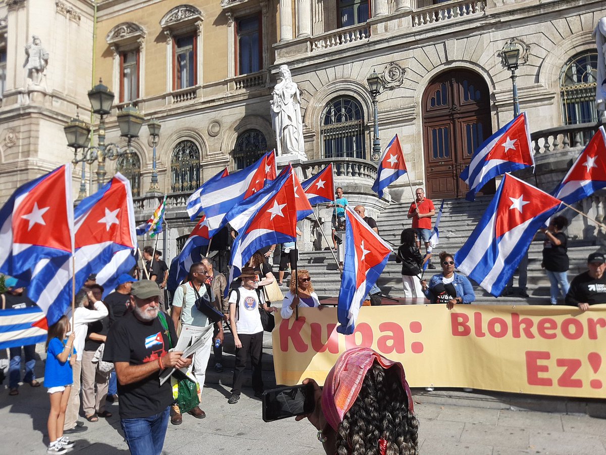 ConsuCubaMadrid's tweet photo. Amigos de #Cuba y los compatriotas asistentes al VI Encuentro de Cubanos Residentes en el Estado Español, en Bilbao, exigen frentw el Ayuntamiento el fin del bloqueo de EE.UU. #JuntosXCuba #CubaNoEstaSola #MejorSinBloqueo https://t.co/g2ywEFWpsf