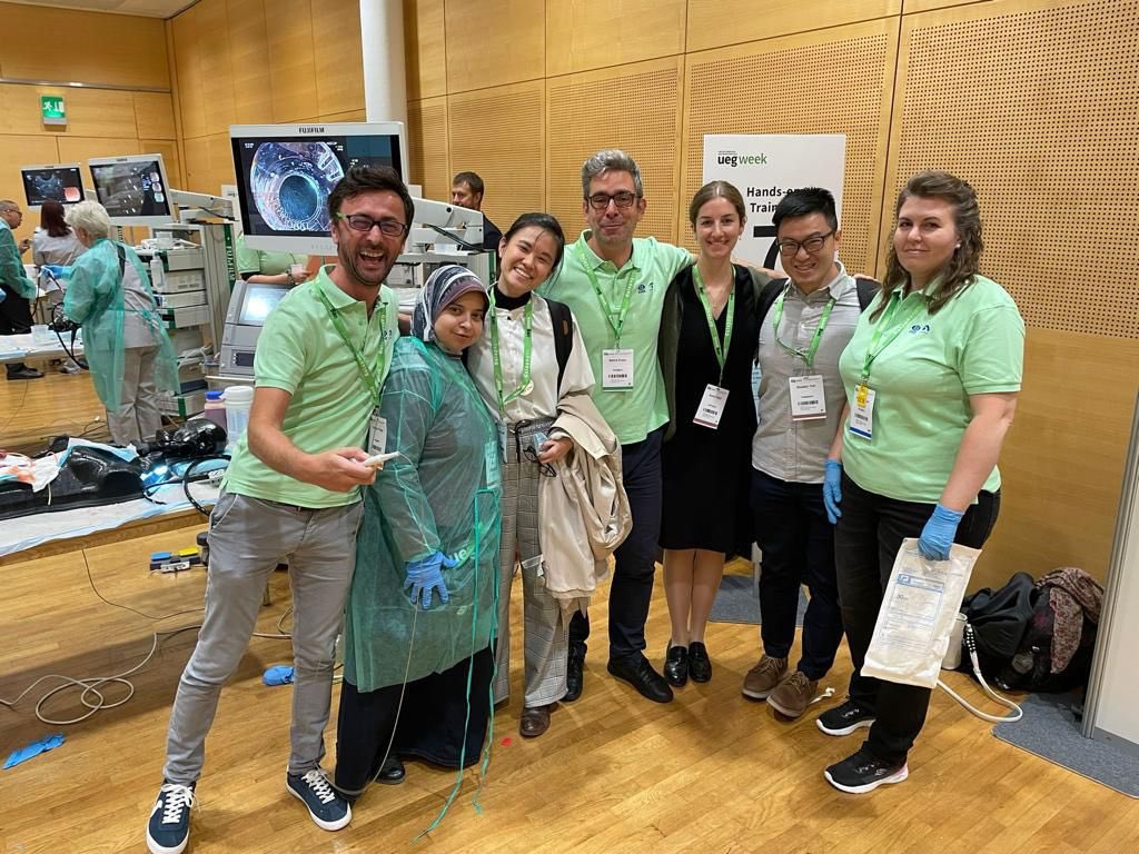 readon's tweet photo. Excellent hands on learning on endoscopic hemostasis with Dr @xerobal at #UEGWeek Dr @QuekSabrina showing us her excellent skills https://t.co/bHDxx8ALK4