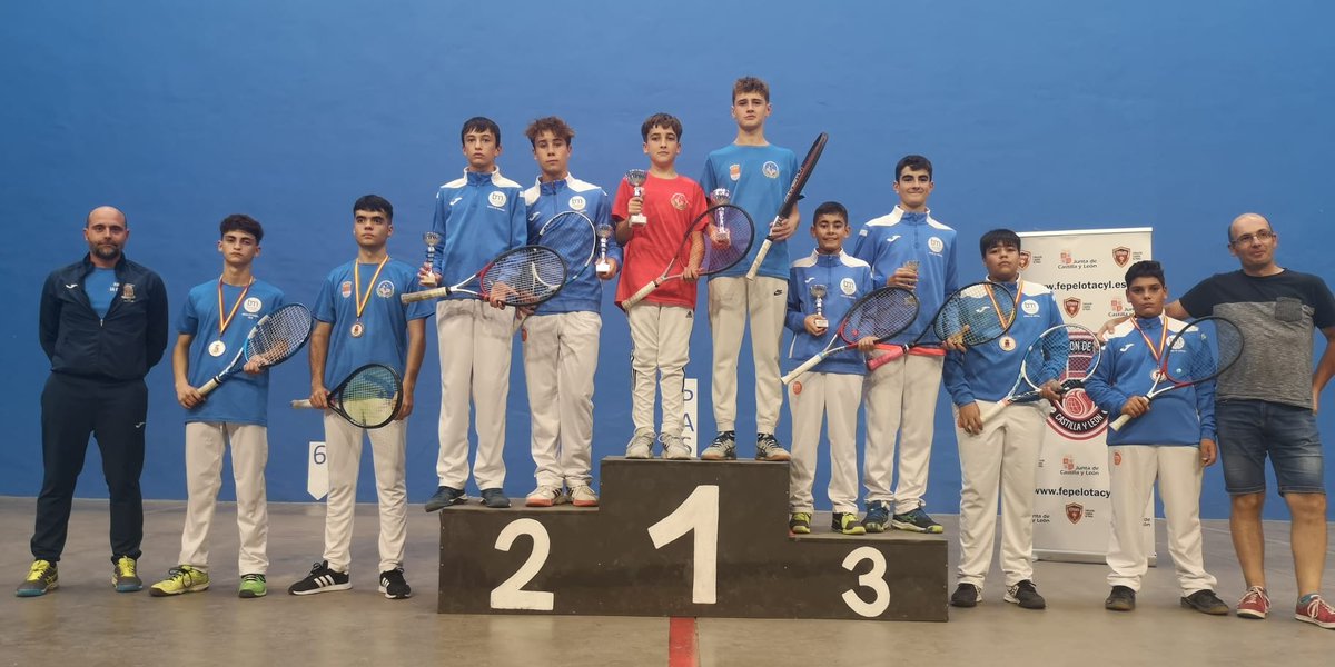 CAMPEONATO DE CYL DE FRONTENIS PRE EN EDAD ESCOLAR
Estos son los podiums de las categorías alevín, infantil, cadete y juvenil de la primera jornada disputada ayer en Cogeces del Monte. 
<a href="/deportesjcyl/">Deporte Castilla y León</a>