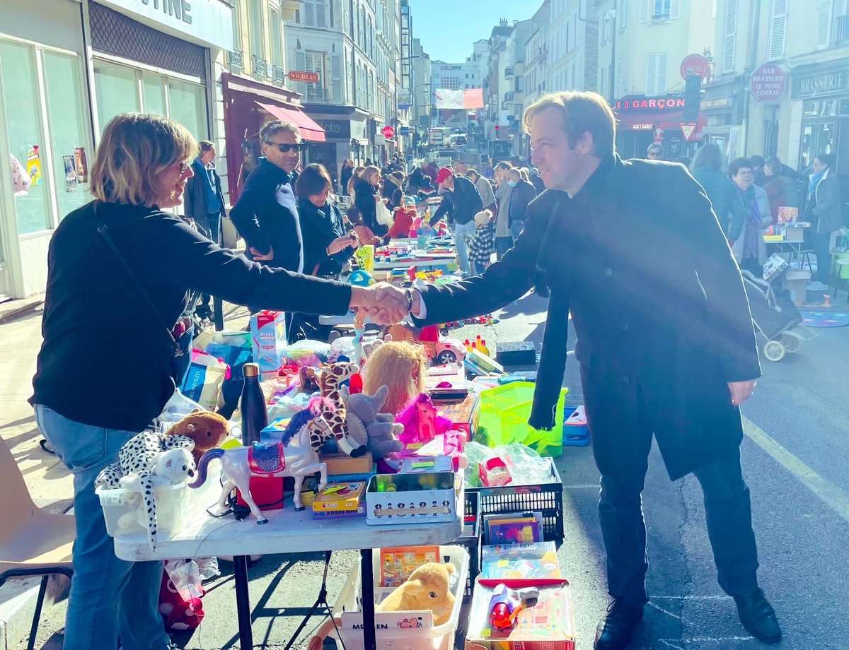 JD_Berger's tweet photo. 🧸📚 En ce dimanche ensoleillé n’hésitez pas à venir flâner dans la nouvelle zone piétonne du centre-ville et profiter de la Bourse aux jouets et aux livres pour réaliser de bonnes affaires jusqu’à 17h 😉! #Clamart #OctobreRose2022 #pietonnisation https://t.co/OZHd9n9zva