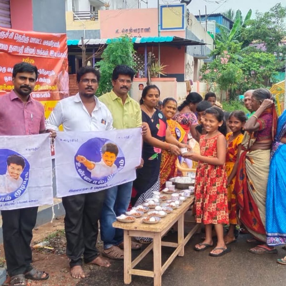 TVMIoffl's tweet photo. தளபதி @actorvijay அவர்களின் உத்தரவின்படி, 

திருச்சி தெற்கு மாவட்ட மகளிரணி தலைமை தளபதி விஜய் மக்கள் இயக்கம் சார்பாக,

விலையில்லா #ரொட்டி_பால்_முட்டை வழங்கும் திட்டம் மூலம் குழந்தைகளுக்கு வழங்கப்பட்டது.!

@BussyAnand @Jagadishbliss @RIAZtheboss #TVMI #Beast #Varisu https://t.co/vtdzbpAuwi
