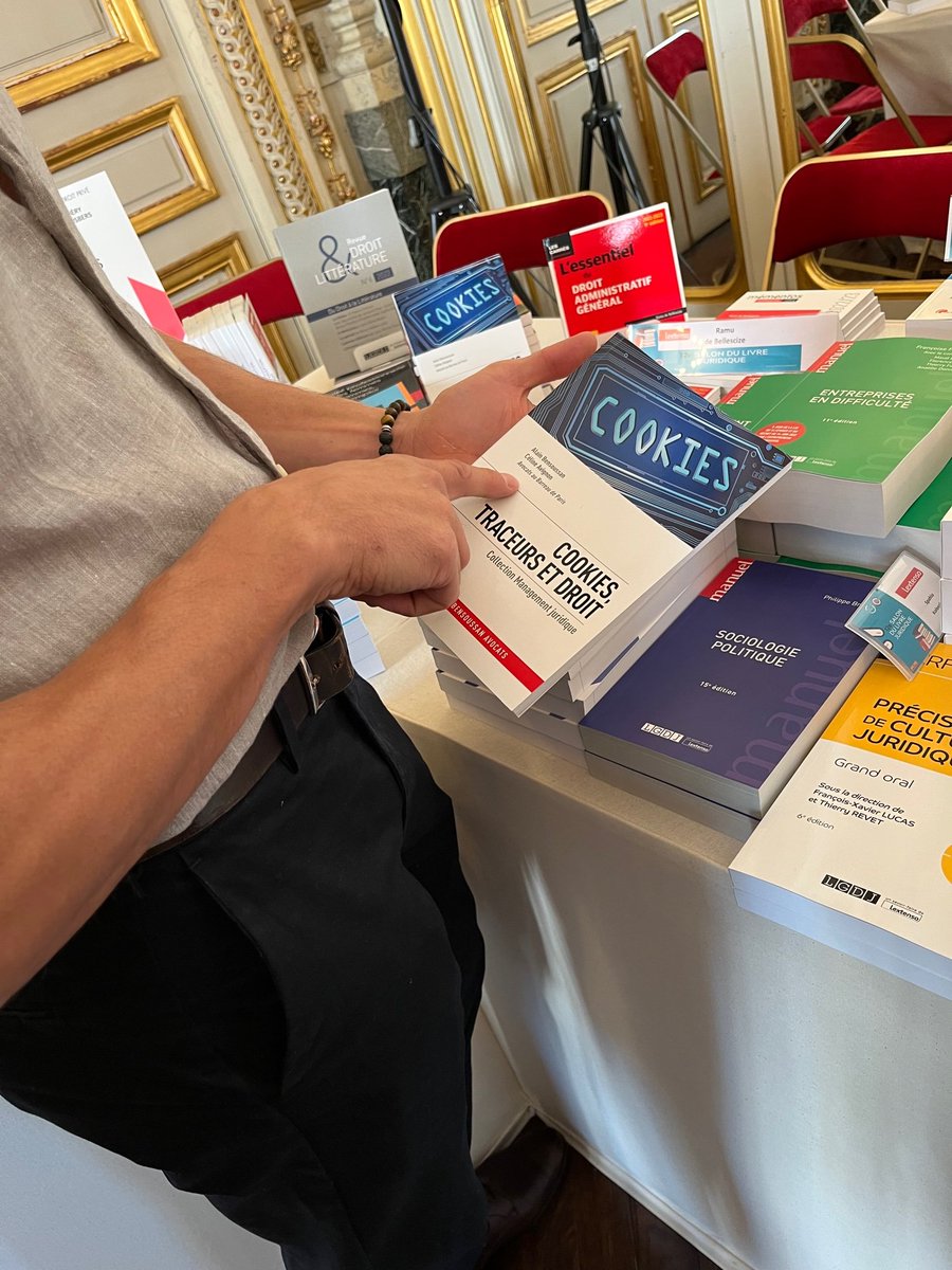 "Cookies, traceurs et droit", par <a href="/A_Bensoussan/">Alain Bensoussan</a>  et <a href="/AvignonCeline/">Céline Avignon</a>, dernier ouvrage édité par Lexing Editions, présent sur le stand de son diffuseur <a href="/Lextenso/">Lextenso</a>, à l'occasion du 12ème Salon du livre juridique organisé par le <a href="/Conseil_constit/">Conseil constit</a>  et <a href="/clubdesjuristes/">Le Club des juristes</a>