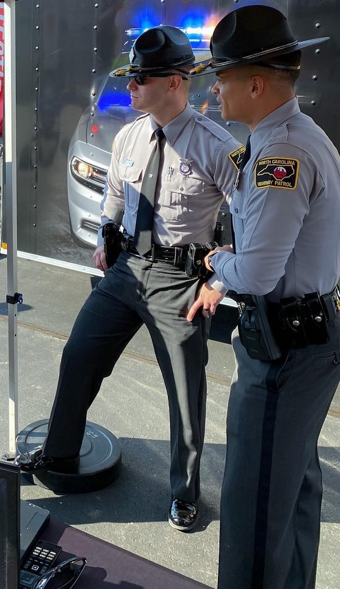 Uniformedmen1's tweet photo. #hotcop #hottrooper #trooper #uniform #cop #uniform #copbutt #copass https://t.co/yofWd6p4Qf