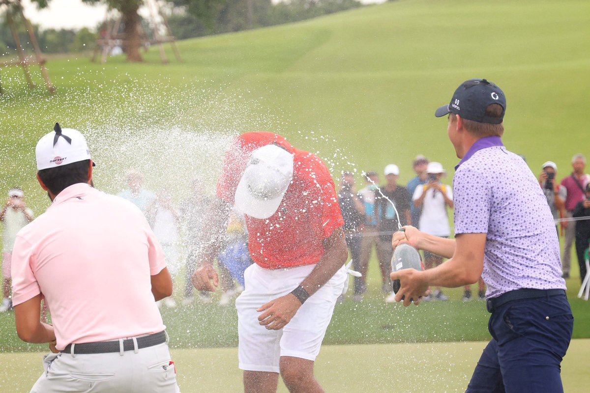 livgolf_league's tweet photo. Vamos @Eugeniochacarra 🇪🇸🍾🤠 

#LIVGolf #LIVGolfBangkok https://t.co/y9KZCCzoX5
