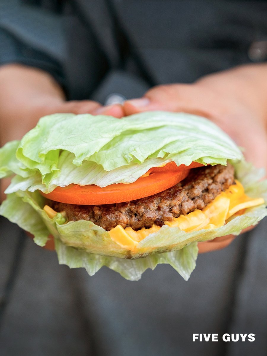 ¿Pensando en probar algo diferente? Atrévete con nuestro wrap de lechuga fresca. ¡Te sorprenderá! 🥬 👏 

#FiveGuys #5Guys #restaurante #wrap