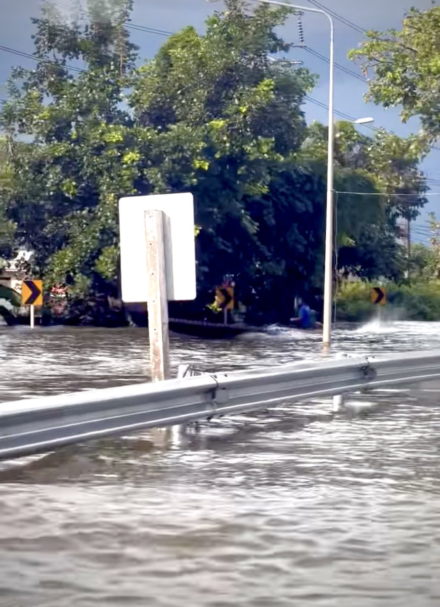 ล่าสุดขับรถสวนกับเรือหางยาวแล้วนะ
แล้วดูฟ้า มืดมาอีกแล้ว
โอ้ยยยยยยย #น้ําท่วมอุบล