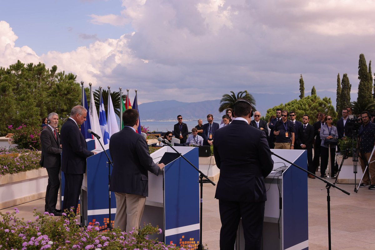 #MED5inCyprus 
Μαζί θέσαμε τους στόχους. Συνεργαστήκαμε για το βέλτιστο  αποτέλεσμα και την καλύτερη εκπροσώπηση της χώρας μας. 
Ευχαριστώ όλο το προσωπικό του <a href="/MinInteriorCY/">Υπουργείο Εσωτερικών</a> και του <a href="/PIOcy/">Γραφείο Τύπου και Πληροφοριών</a> για τη στήριξη και την επιτυχή διοργάνωση του #MED5. 
Μαζί τα καταφέραμε.