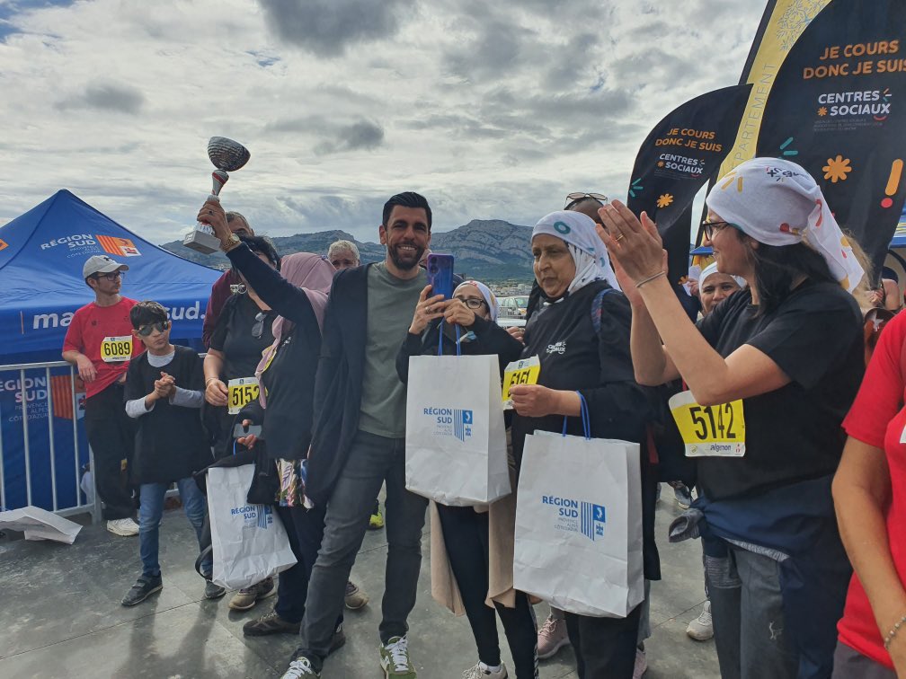 Record battu ! 6 200 personnes au départ de la course Algernon.

C'est le plus grand évènement national accueillant des sportifs valides et en situation de handicap dans une même épreuve.

<a href="/Marseille/">Ville de Marseille</a> est fière de contribuer à la réussite de cette course. <a href="/isalaussine/">Isabelle Laussine</a> <a href="/BenoitPayan/">Benoît Payan</a>