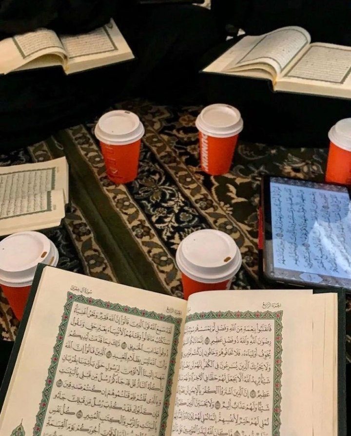 t_3r0's tweet photo. تقول إحداهن: 
"عندما قيل لي القرآن حياة ظننتها كلمات عابرة تُقال، فعندما ذُقتُ مجالس القرآن ايقنت بأن القرآن فعلاً حياة، وإن مامضى من عمري كان سراب". https://t.co/JlvMPUmeTR