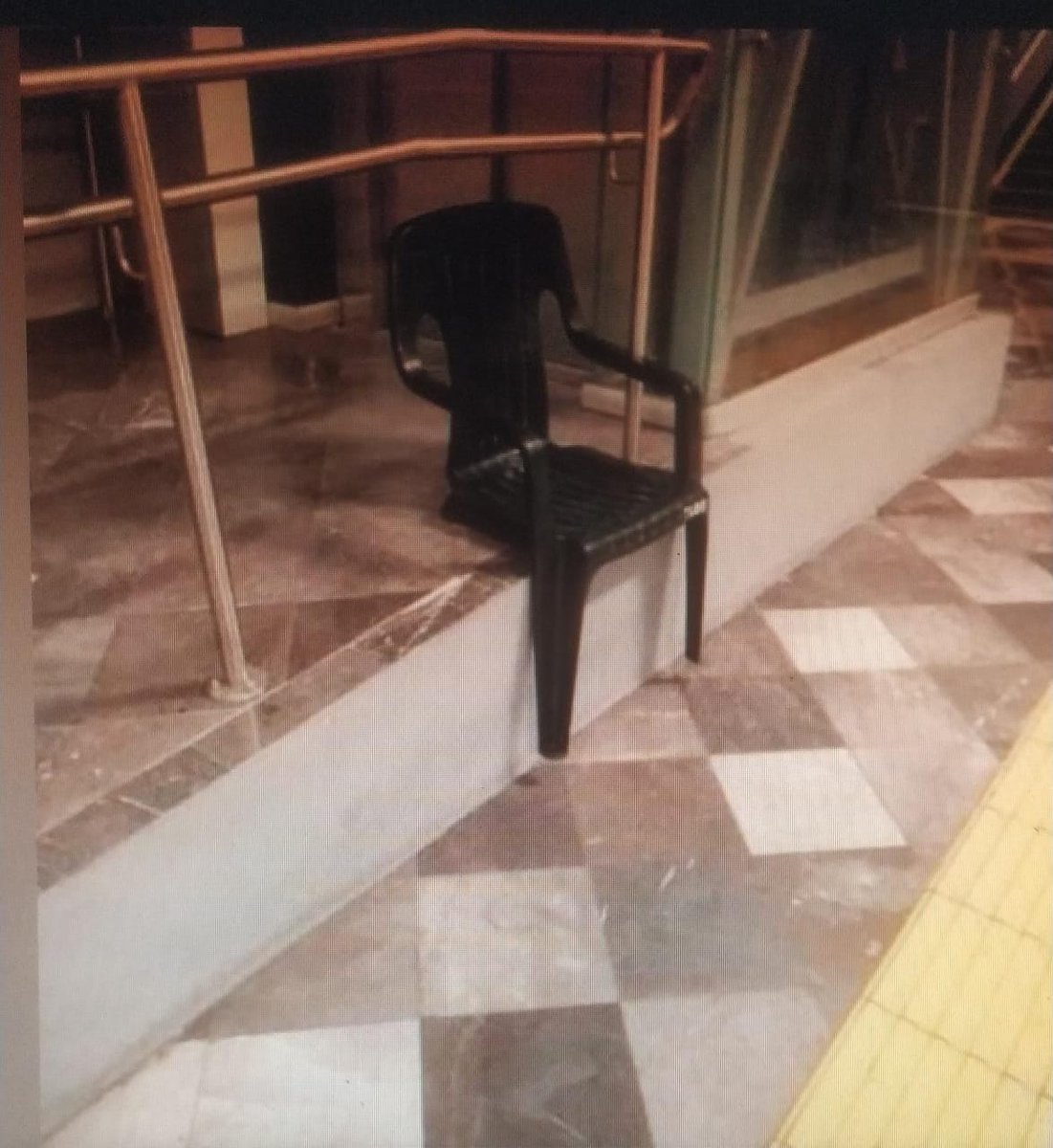 الكرسي دة قاعد بقاله فترة وشكله في حاجة مضايقاه