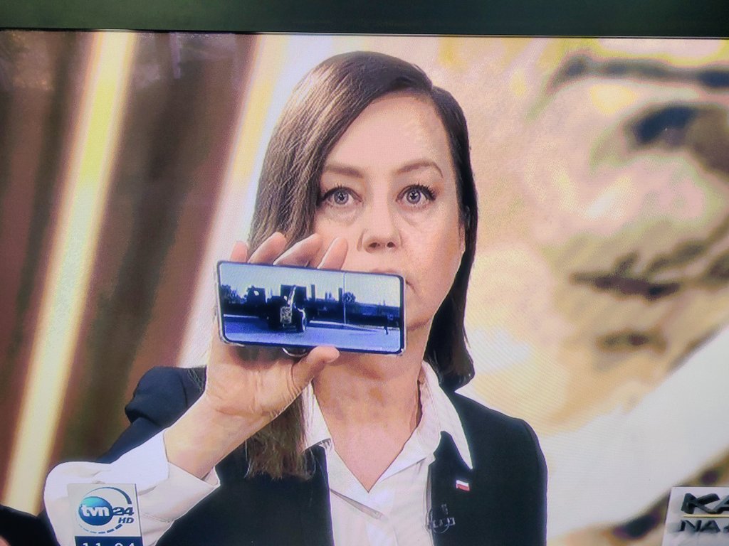 Szopka propagandowa w Otwocku, którą wczoraj sfotografował <a href="/szymon_holownia/">Szymon Hołownia</a>: ładowarka przerzuca węgiel z ciężarówki na wagę i z powrotem, kręci to TVP. Rozjaśniłam zdjęcie, żeby było widać operatora z prawej, były tam 3 kamery i spora ekipa. Istny Bareja.
#KawaNaŁawę