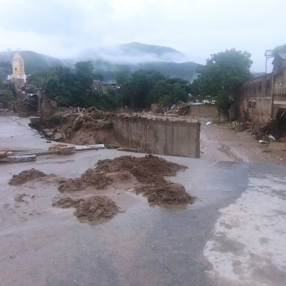 blap0420's tweet photo. #Aragua #Tejerias desaparecidos, gran parte del pueblo destruido, muchas personas desaparecidas https://t.co/57oGe0D8WY