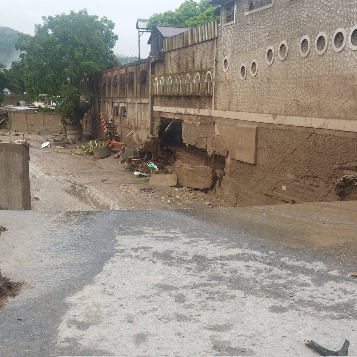 blap0420's tweet photo. #Aragua #Tejerias desaparecidos, gran parte del pueblo destruido, muchas personas desaparecidas https://t.co/57oGe0D8WY