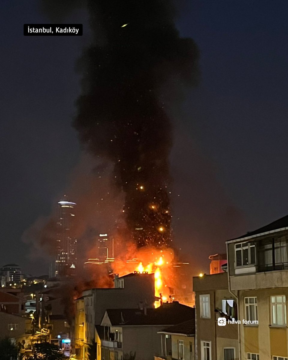 HavaForum's tweet photo. Son Dakika: İstanbul'da Anadolu yakasında görülen siyah dumanın sebebi Kadıköy'deki patlama... Ne olduğu bilinmiyor ama kara bulut ve duman sebebi bu patlama... https://t.co/mQ9AxKdVlc