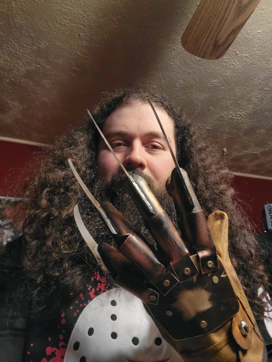 Cyriis's tweet photo. Got my new glove! https://t.co/72cvxZ6nXG
