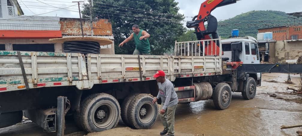 📣Ejecutan el despeje de sedimento, para despejar las vías de acceso, búsqueda, rescate, y el análisis de toda la zona, gobierno nacional y regional activado para dar respuesta inmediata. 

<a href="/NicolasMaduro/">Nicolás Maduro</a>
<a href="/Soykarinacarpio/">Karina Carpio</a> 
<a href="/GobiernoAragua_/">Gobierno Aragua</a>
@Zoedanaraguapc

#Aragua 
#Tejerías