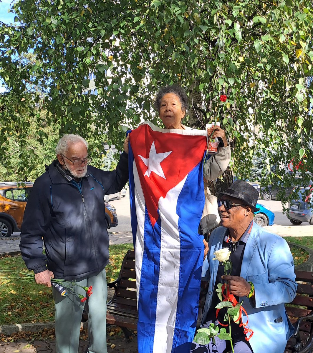 embacubulgaria's tweet photo. #JuntosXCuba Familias cubano-búlgaras rinden homenaje al Che en el 55 aniversario de su caída en combate. #CheLives https://t.co/tYHxCia6DI