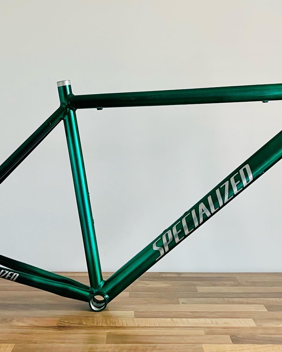 custompaintsinc's tweet image. Great work @norwich_cycle_works

Specialized Langser in @custompaintsinc Candy Moss Green with Black Fade 🟢⚫️

#custompaint #candycolours #candymagic #specialized #specializedlangster #colourfade #candygreen