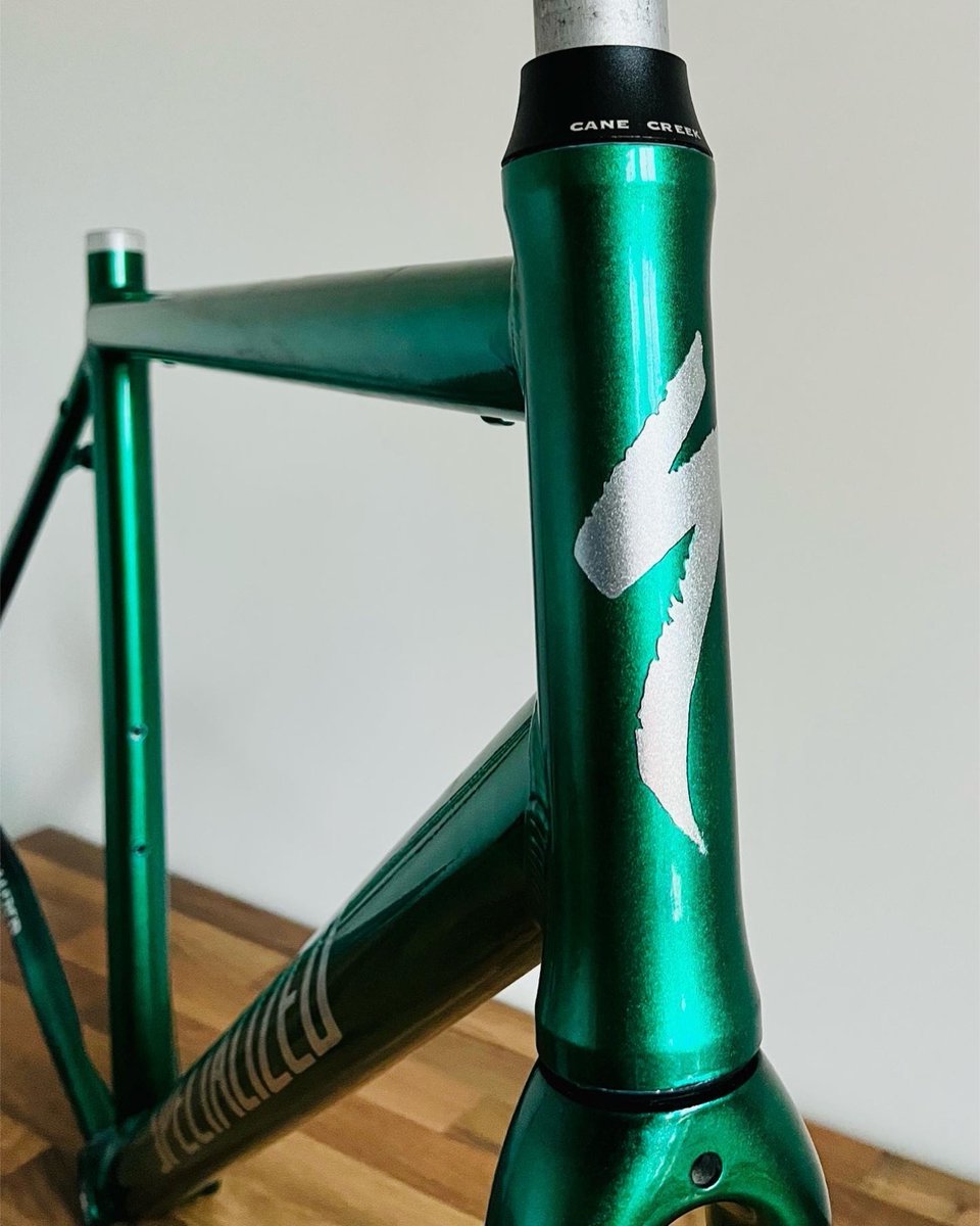 custompaintsinc's tweet image. Great work @norwich_cycle_works

Specialized Langser in @custompaintsinc Candy Moss Green with Black Fade 🟢⚫️

#custompaint #candycolours #candymagic #specialized #specializedlangster #colourfade #candygreen