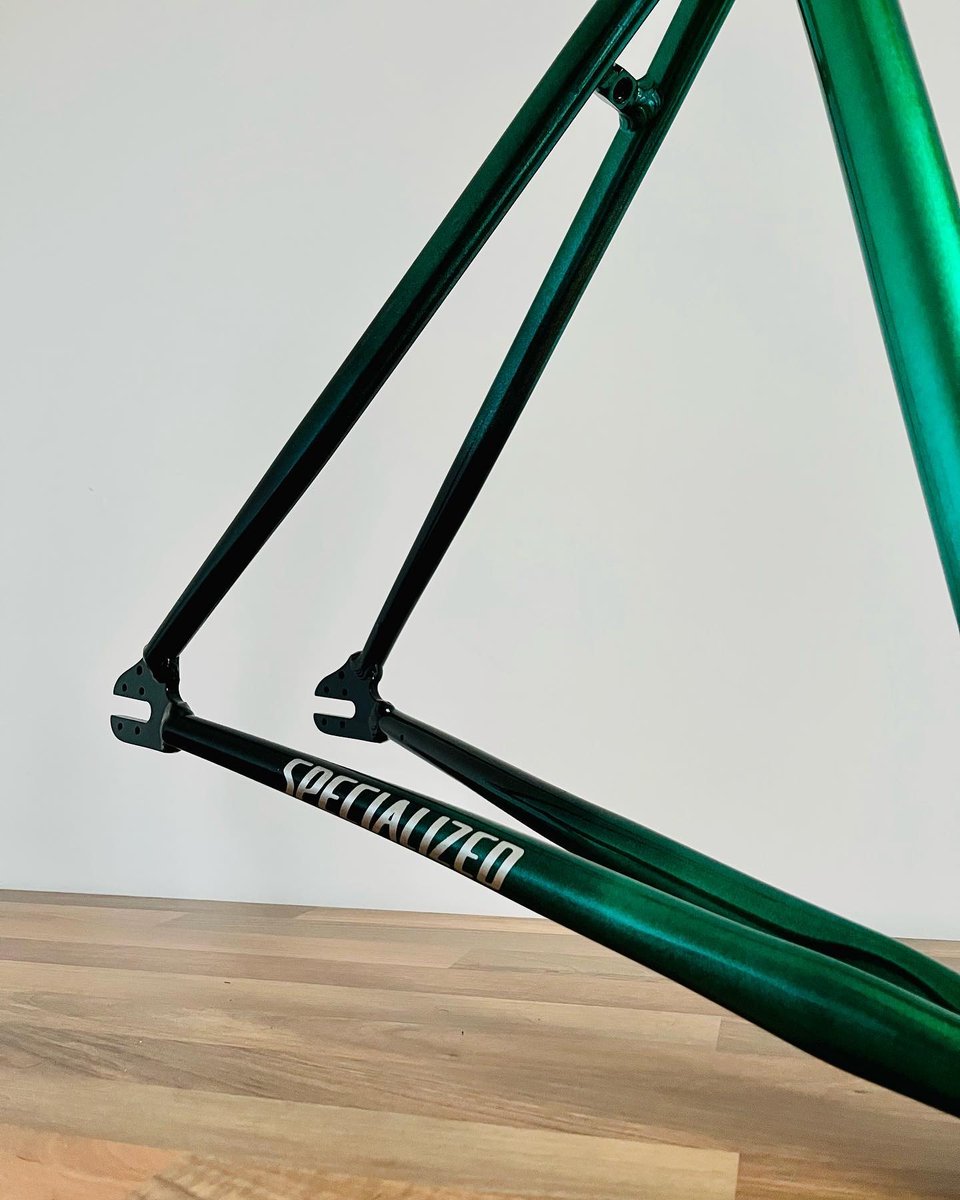 custompaintsinc's tweet image. Great work @norwich_cycle_works

Specialized Langser in @custompaintsinc Candy Moss Green with Black Fade 🟢⚫️

#custompaint #candycolours #candymagic #specialized #specializedlangster #colourfade #candygreen