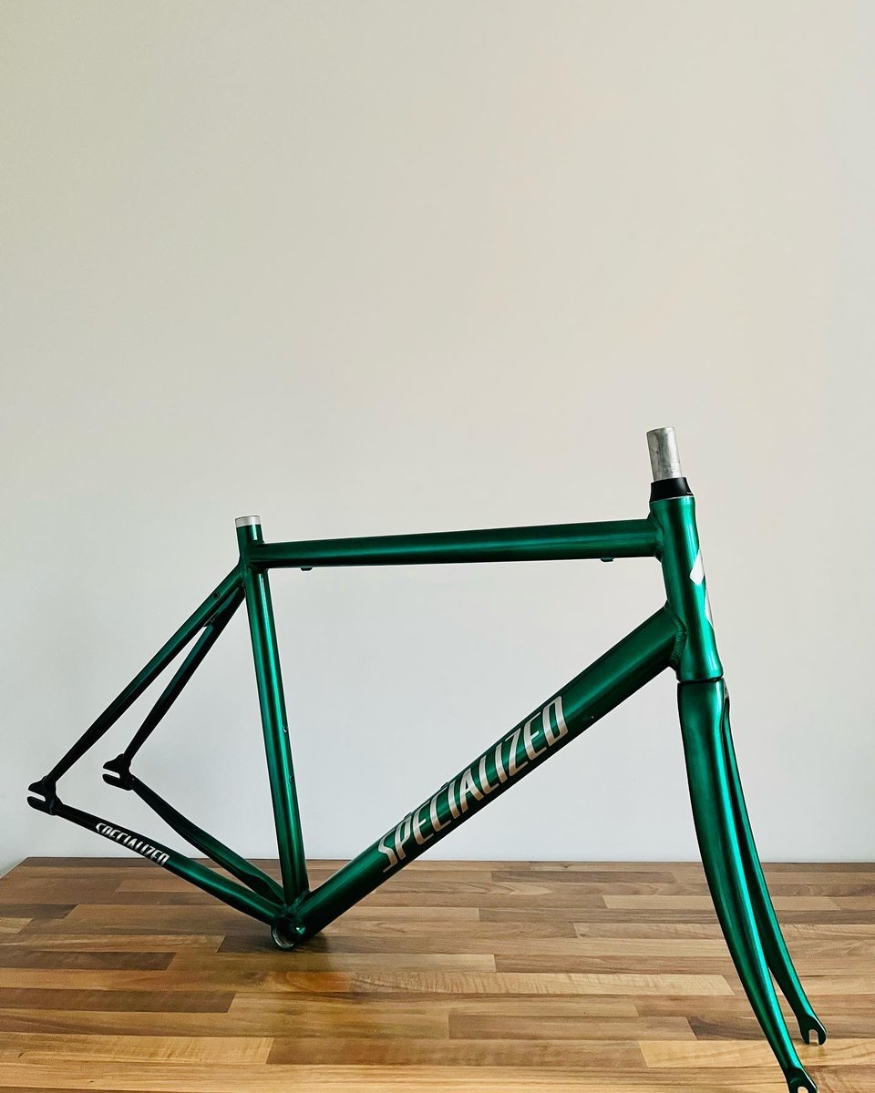 custompaintsinc's tweet image. Great work @norwich_cycle_works

Specialized Langser in @custompaintsinc Candy Moss Green with Black Fade 🟢⚫️

#custompaint #candycolours #candymagic #specialized #specializedlangster #colourfade #candygreen