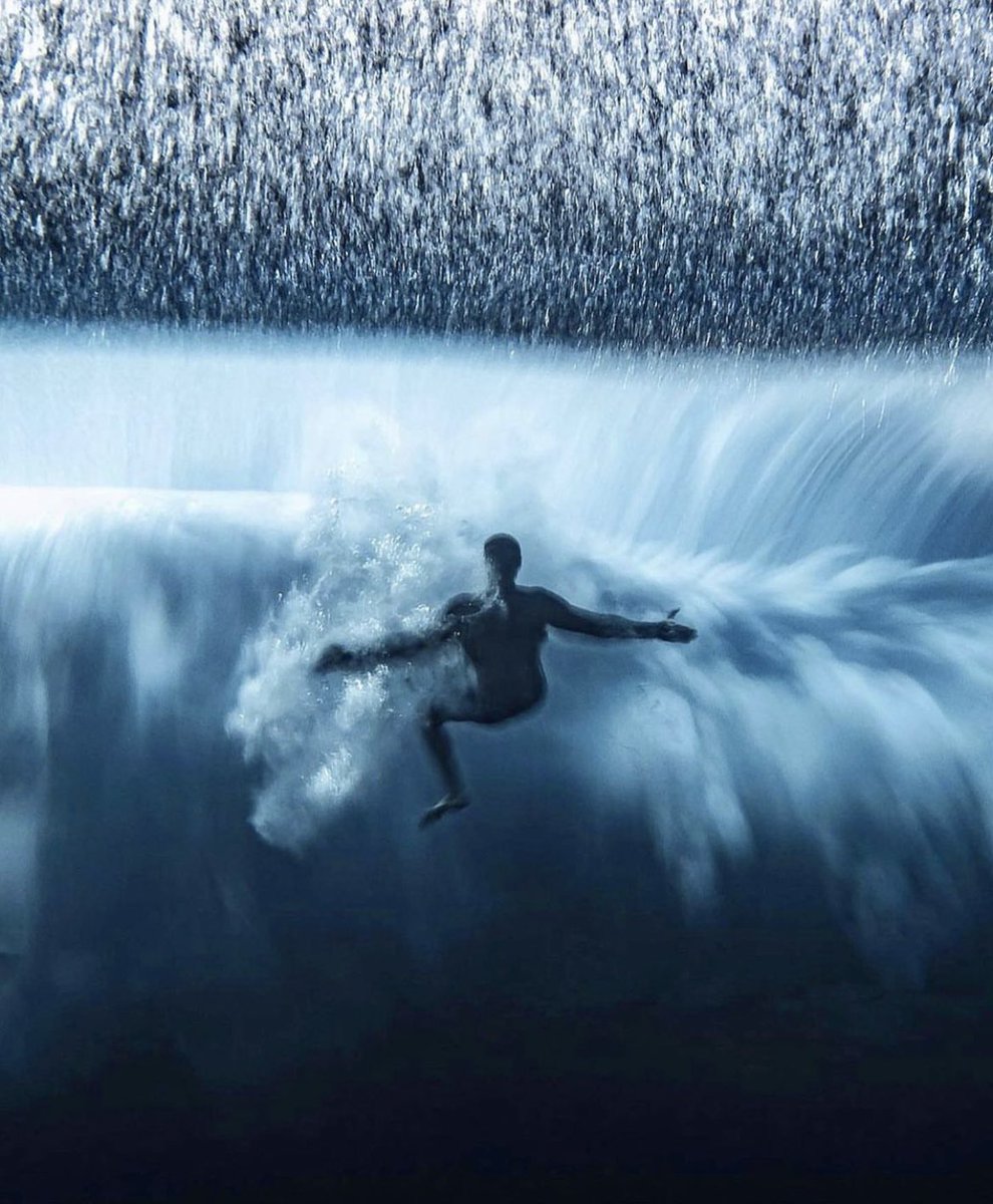 🇫🇷 Ben Thouard, originaire de Toulon, a remporté le prix « Ocean Photographer of the Year » avec sa photographie capturée à Tahiti ! Elle montre un surfeur luttant contre la vague Teahupo’o ! 🌊