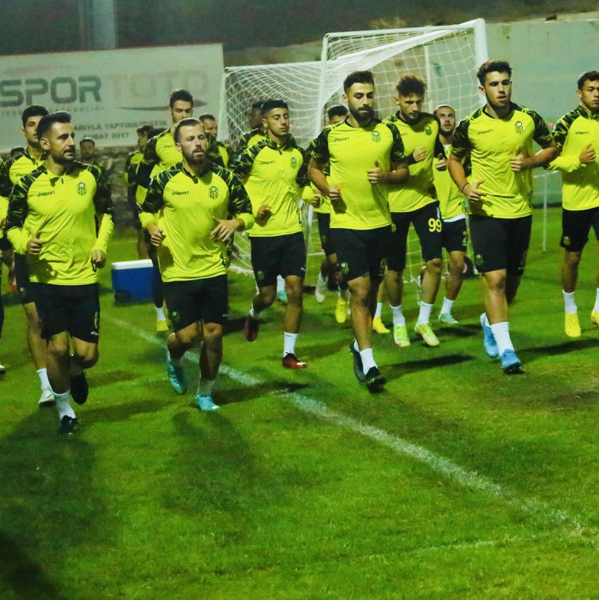 Moraller bozuk...
Takım kaptanı sürekli kart 
Cezalısı sorumsuz ..
Kaptanlığı alınmalı...
Hala üç puanla tanışamadık 
.......................