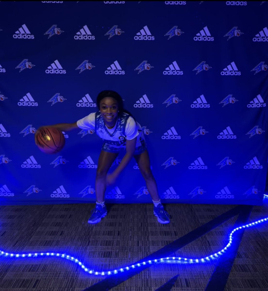 TrinityFields_'s tweet photo. GO BULLDOGS💙🤍!! #committed @UNCAvlWBB https://t.co/wMCFh9QZNg