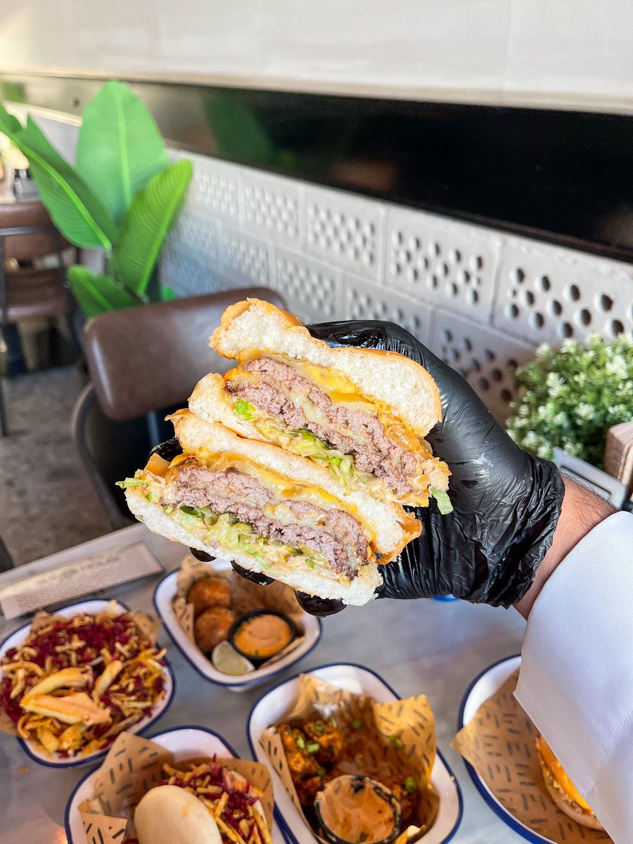 7_sh23's tweet photo. سلايدر هاوس 🍔📌
مطعم يقدم البرقر بانواع من الخبز المتعددة 
ومعروف باللحم والحين المنيو متعدد وانا صاير احب الدجاج ميبل شي رهيبب ياجماعة 🤩♥️
•الفروع: العقيق- الريان - الصحاقة - اشبيلية-التعاون https://t.co/GMoyLGQbZ6