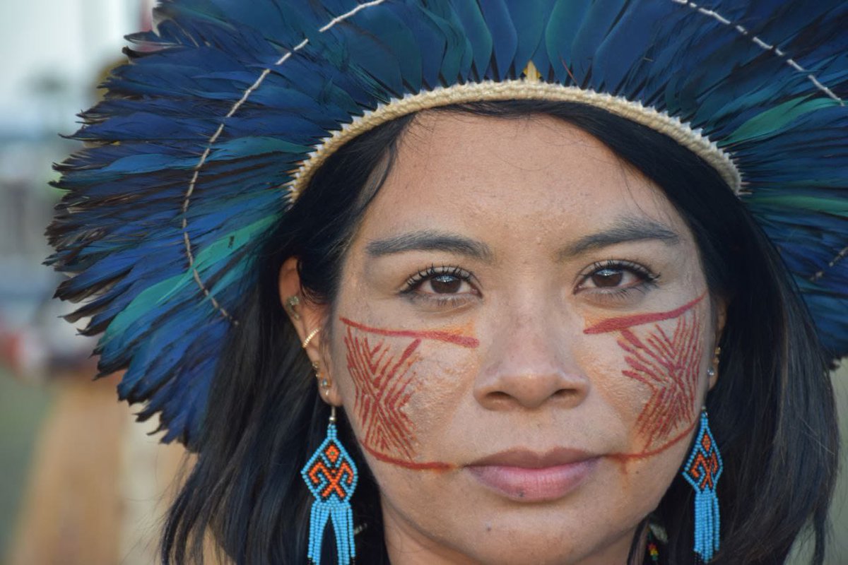 Ser indígena é revolucionário, imagina ter que carregar por tantos anos a resistência, já nascemos sabendo que teremos que lutar, se quisermos manter nossa história viva.