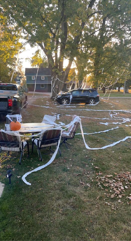 kometsoccer's tweet photo. Well played ladies, nothing says fall decor like Kirkland TP😂 https://t.co/UDXWmYtjid