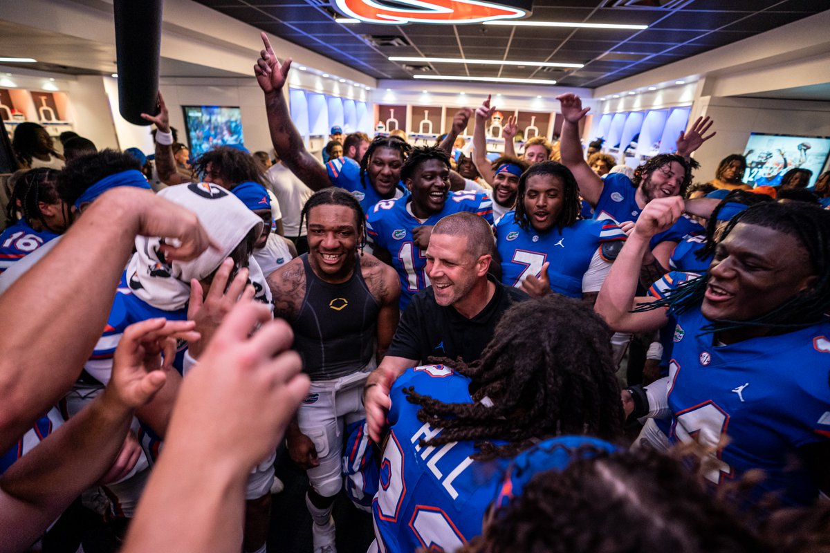 GatorsFB's tweet photo. Brotherhood. 

📸 Photo of the Day https://t.co/vi4R8ybTqq