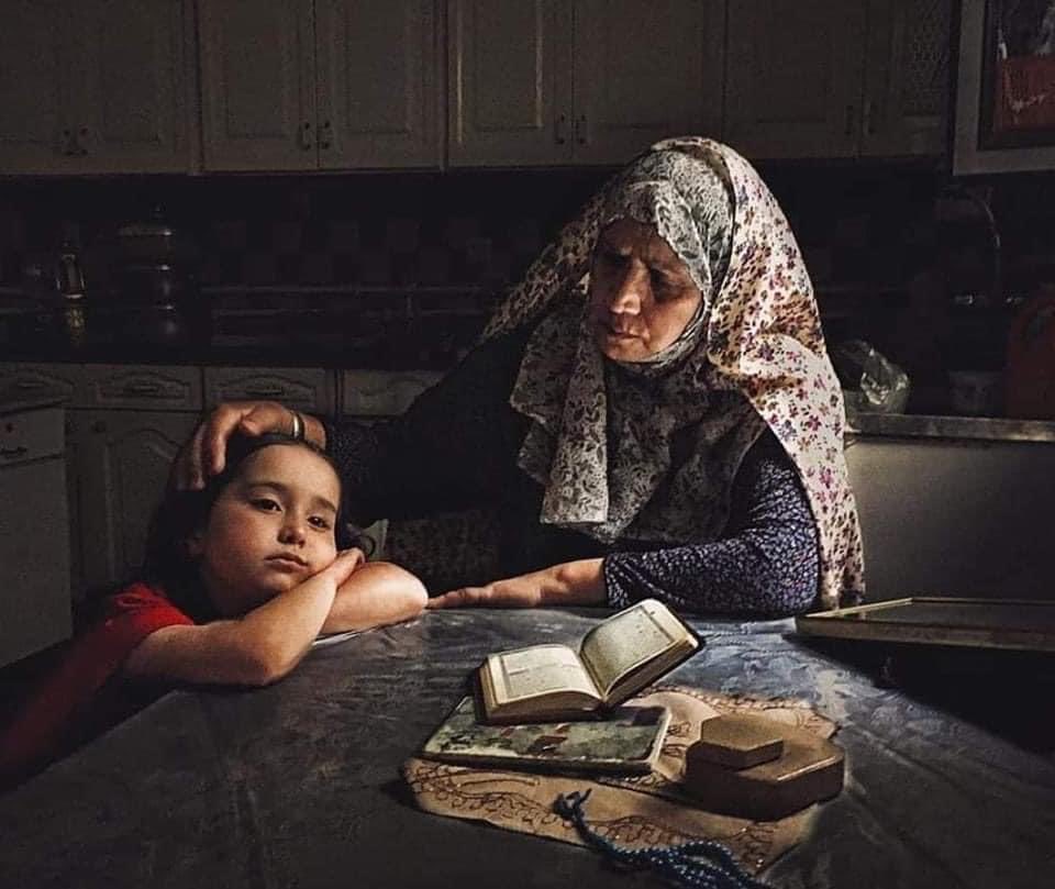nisancahayat's tweet photo. Beni yetiştirirken döktüğün terin her bir damlası Cennette sana Irmak olsun #ANNEM https://t.co/bpqJKcNqpC