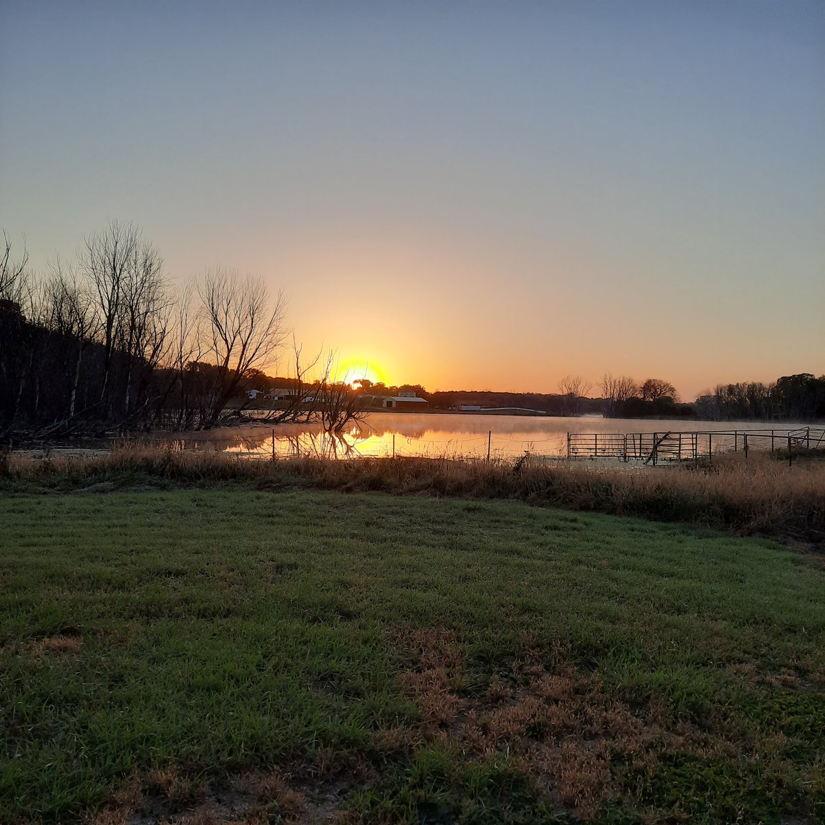 SAMOD2222's tweet photo. What a BEAUTIFUL Sunday morning.  How many miles to start my week?  😁  13 😊  I believe there will be plenty of smiles and laughter this week.  Help me make it happen. #runner #Sundayrunday #sunriserun https://t.co/DMXXwkwGgq