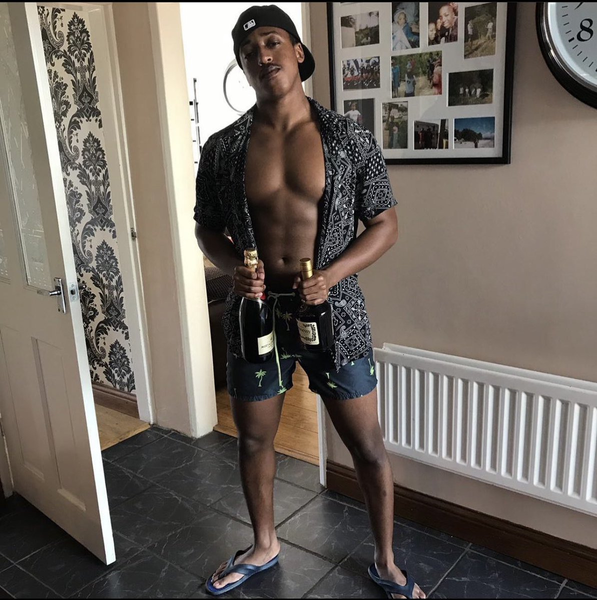 FT: Gunners 3 - 2 Wombourne. 2-0 down, 9 men, conceded a penalty and still we came out with 3 points. The lads are currently lining up to suck Natty off after scoring the winning goal. #UpTheGunners