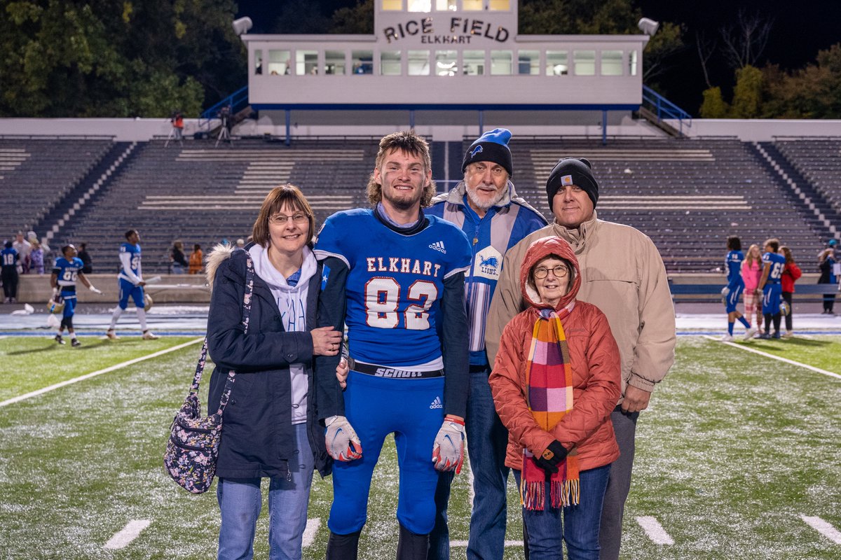 ElkhartNight's tweet photo. Elkhart Lions maul Marian 35-0 on Senior night!   Set: 18 @ElkhartLionsFB @ElkhartHSSports @ElkhartClub @CoachCurry213 @Fbtcoach @coachsaintlouis @ElkhartLions @hockeypimp17 @BallCoachMiller #PTP https://t.co/0iUooS8uDZ